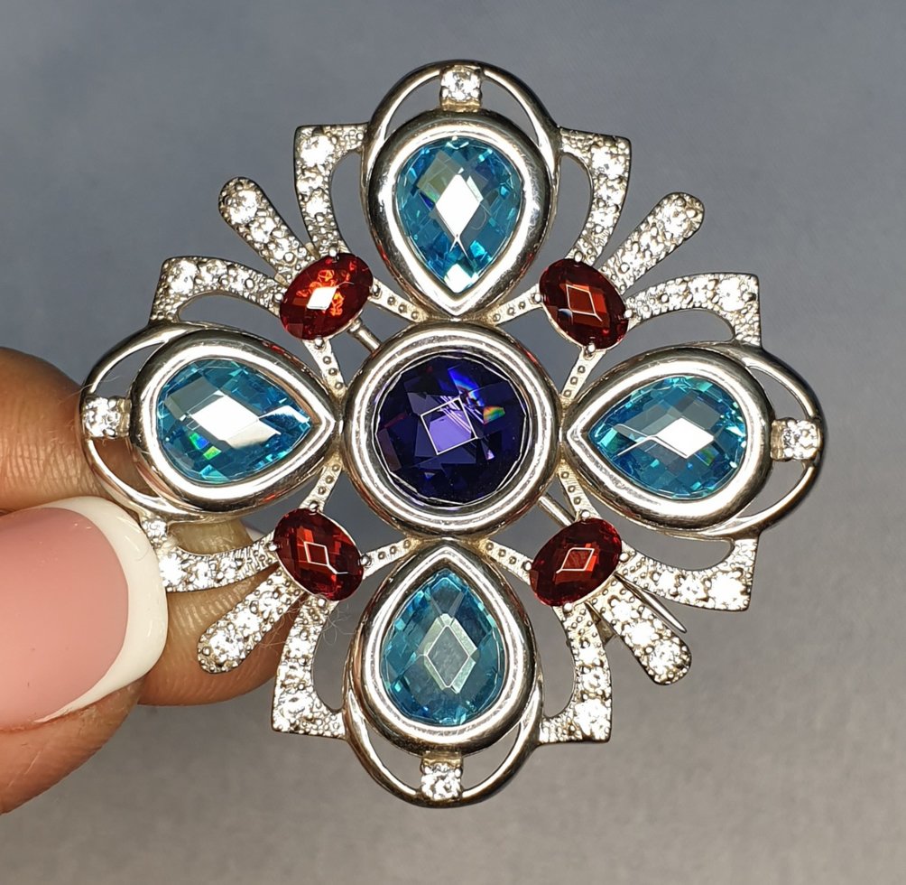 

Серебряная брошка с фианитом 14,98 г