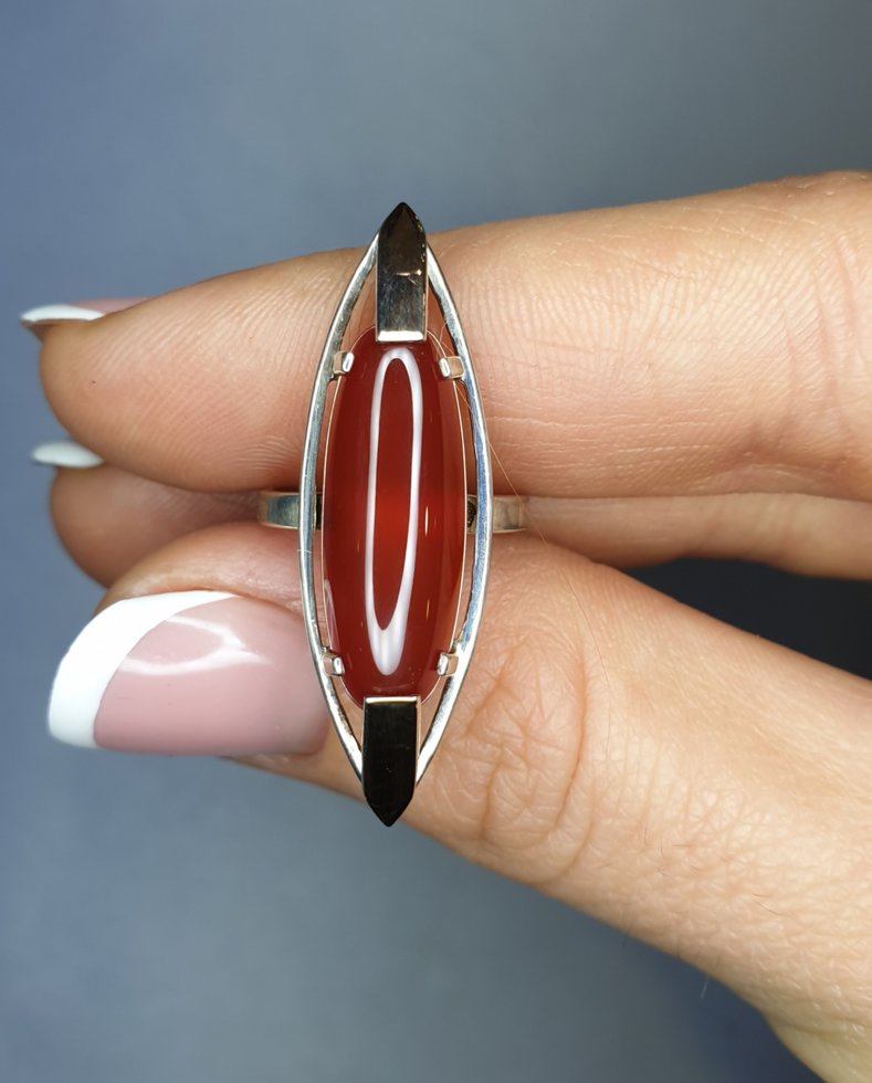 

Кольцо серебряное с сердоликом 15,5 4,59 г