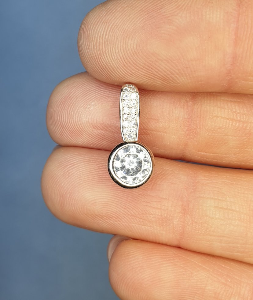 

Кулон серебряный с фианитом 1,58 г