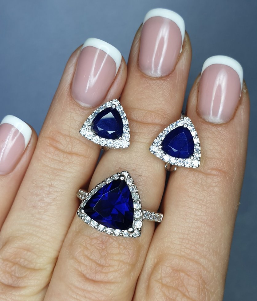 

Сережки серебряные с сапфиром 3,61 г