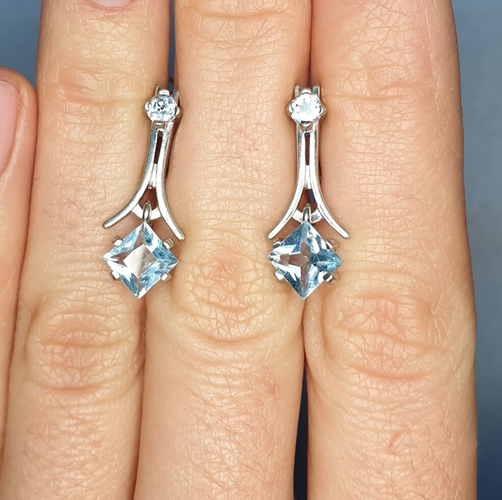 

Сережки серебряные с голубым топазом и кубическим цирконием 3,70 г