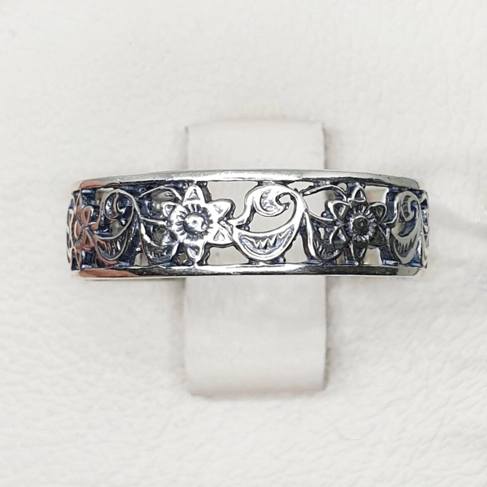 

Кольцо серебряное 18 2,65 г