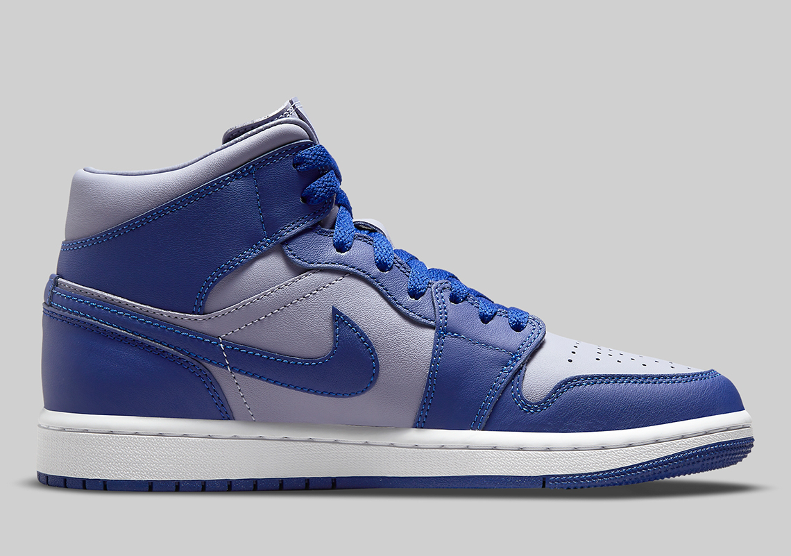 

Кросівки Air Jordan 1 Mid Georgetown DH7821-500 40.5