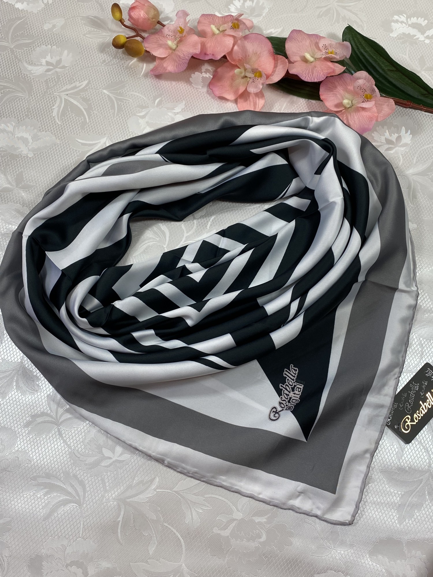 

Платок Rosabella 90*90 см женский шелковый белый с геометрическим рисунком