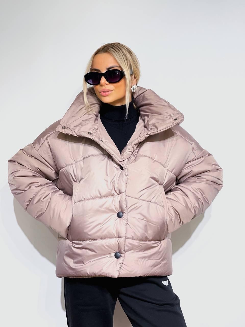 

Женская куртка- SRS - Объемная куртка оверсайз с высоким воротом и капюшоном - - - капучино, Женская куртка- SRS - Объемная куртка оверсайз с высоким воротом и капюшоном - 42-48 - капучино