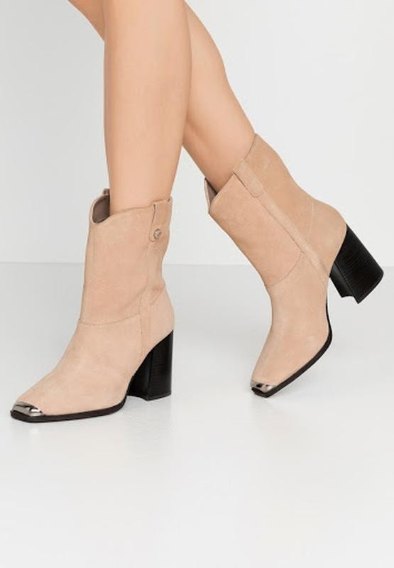 

Женские замшевые ботильоны с хромированным носком Steve Madden 37 бежевый