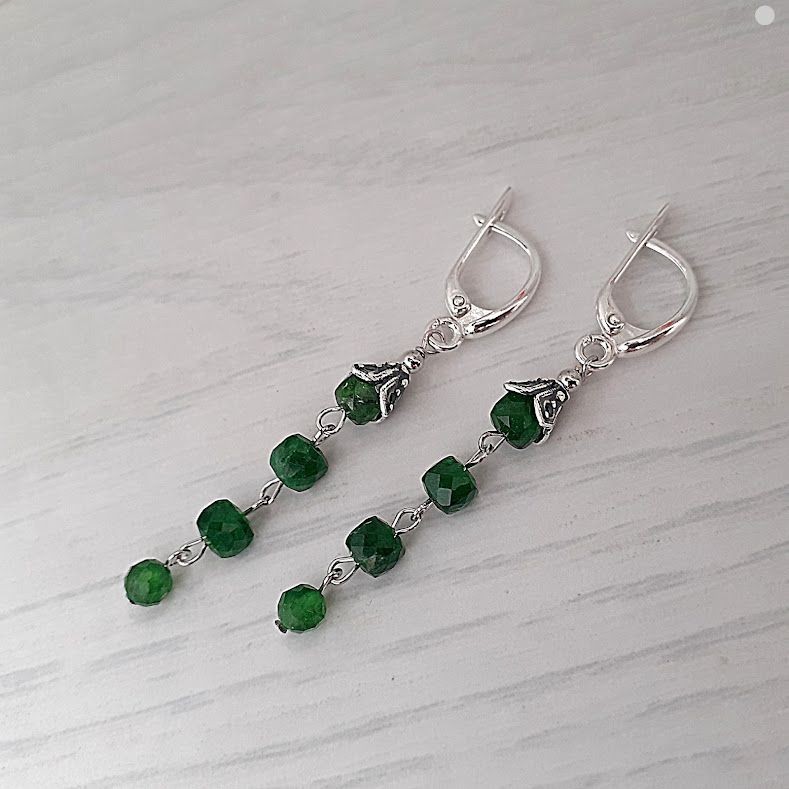 

Серьги Hand Made с бусинами-кубиками хромдиопсида