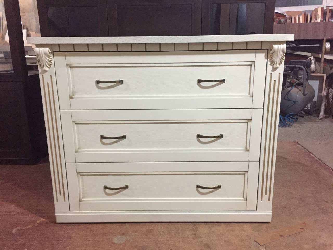 

Комод глухой на 3 ящика Микс мебель Фридом слоновая кость / патина золото