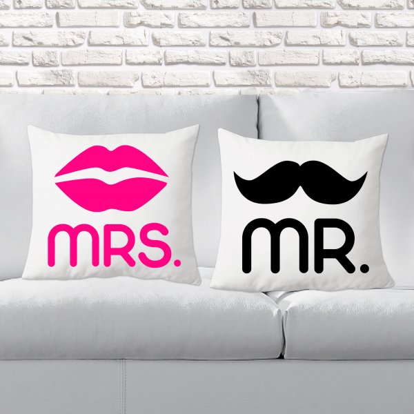 

Парные декоративные подушки с принтом "Mrs, Mr: губы и усы"
