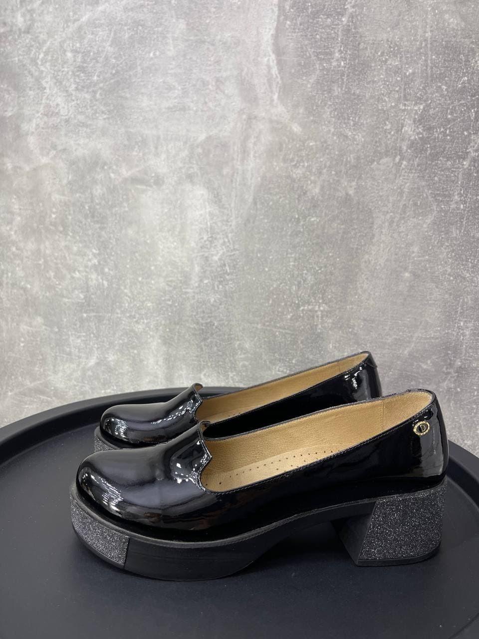 

Туфли лаковые на широком каблуке La Pinta 40 черный 0435