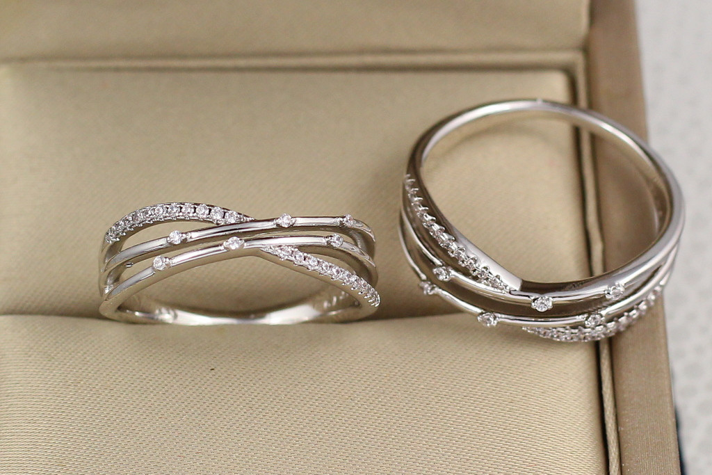 

Кольцо Xuping Jewelry три дорожки внахлест из камешков р 19 серебристое