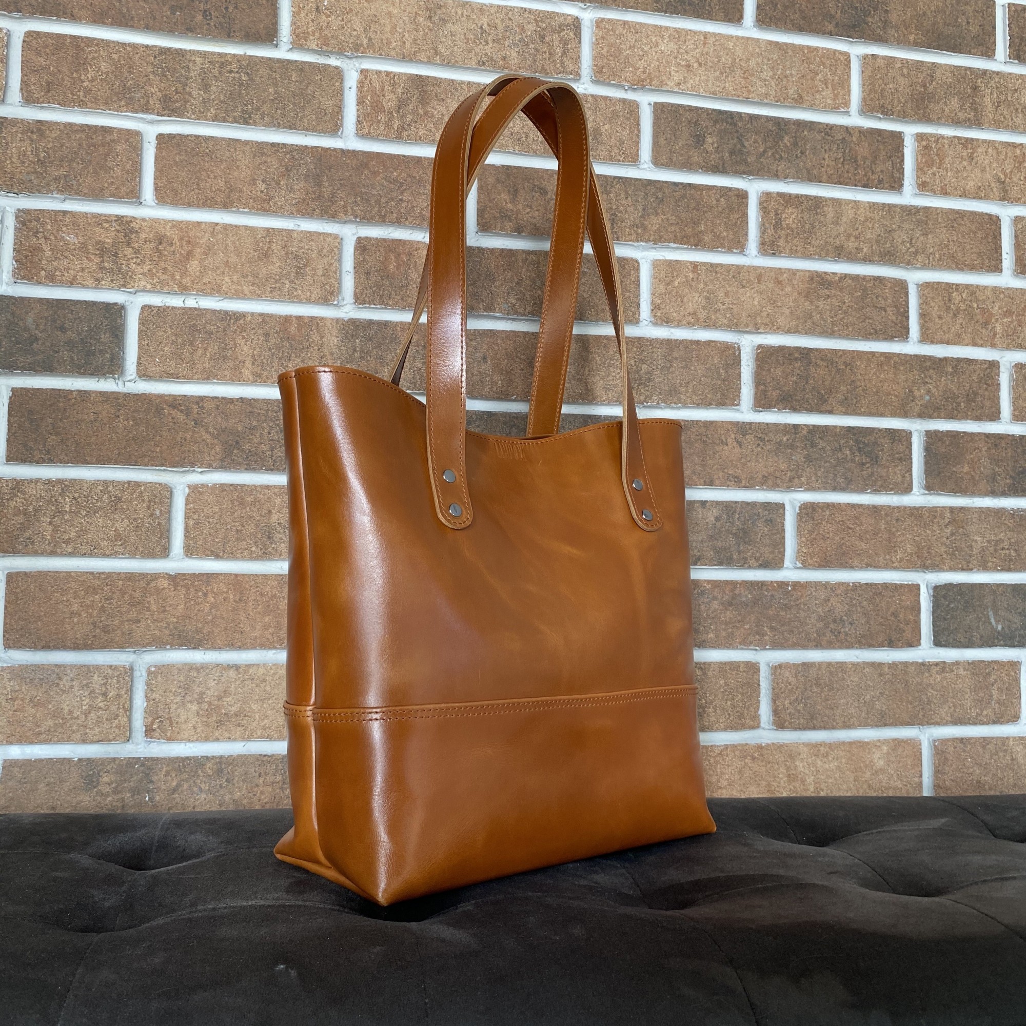 

Вместительная и удобная светло-коричневая женская сумка тоут из натуральной кожи Lamponi Tote One light brown