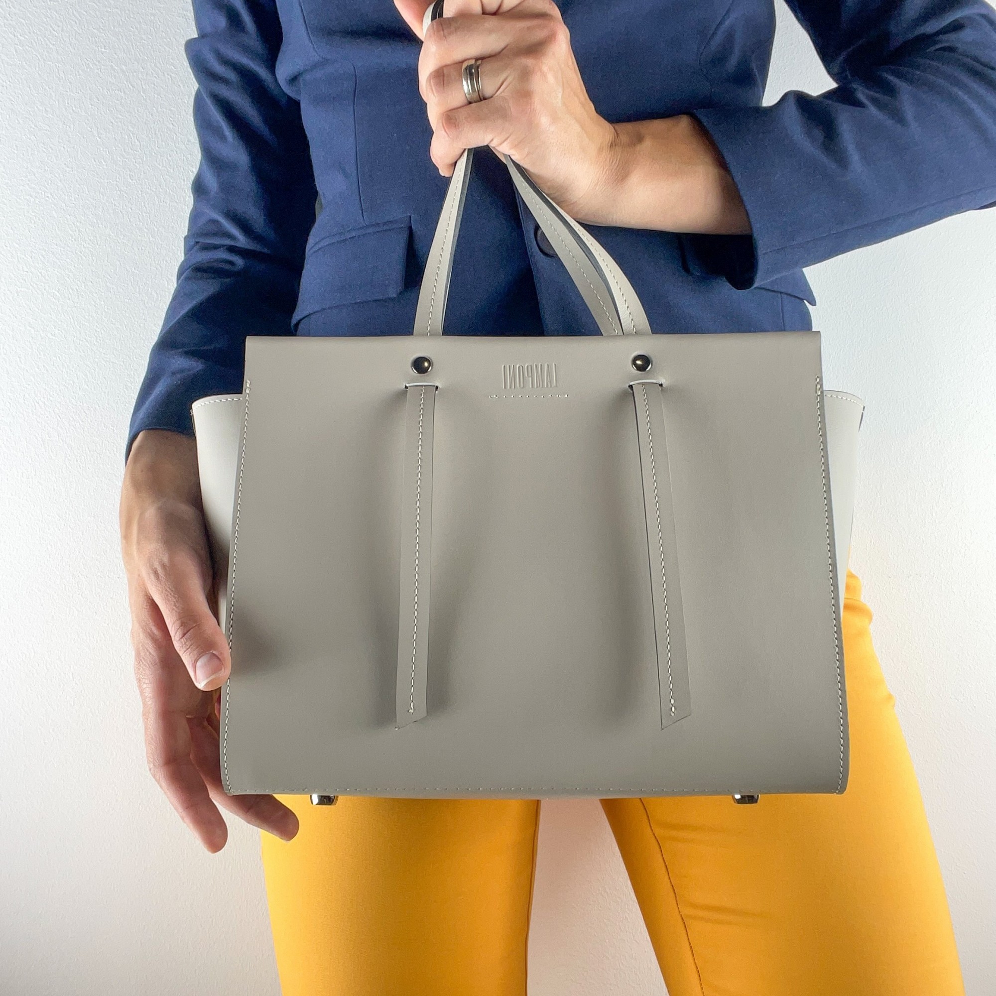 

Модная люксовая бежевая женская сумка кроссбоди из натуральной кожи Lamponi Trapez beige