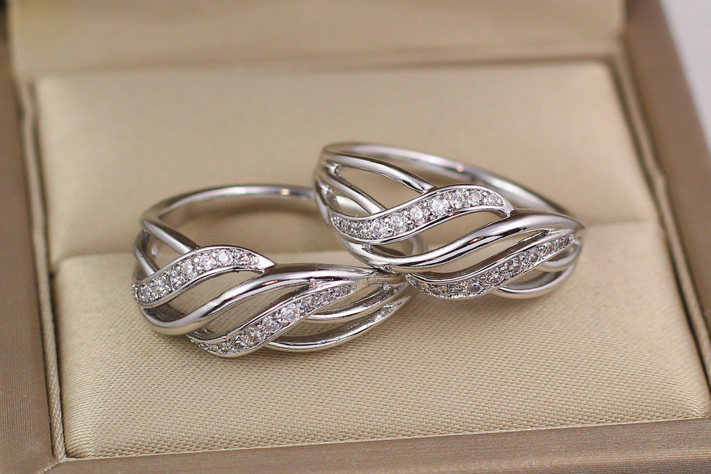 

Кольцо Xuping Jewelry поперечные волны с камешками р 17 серебристое