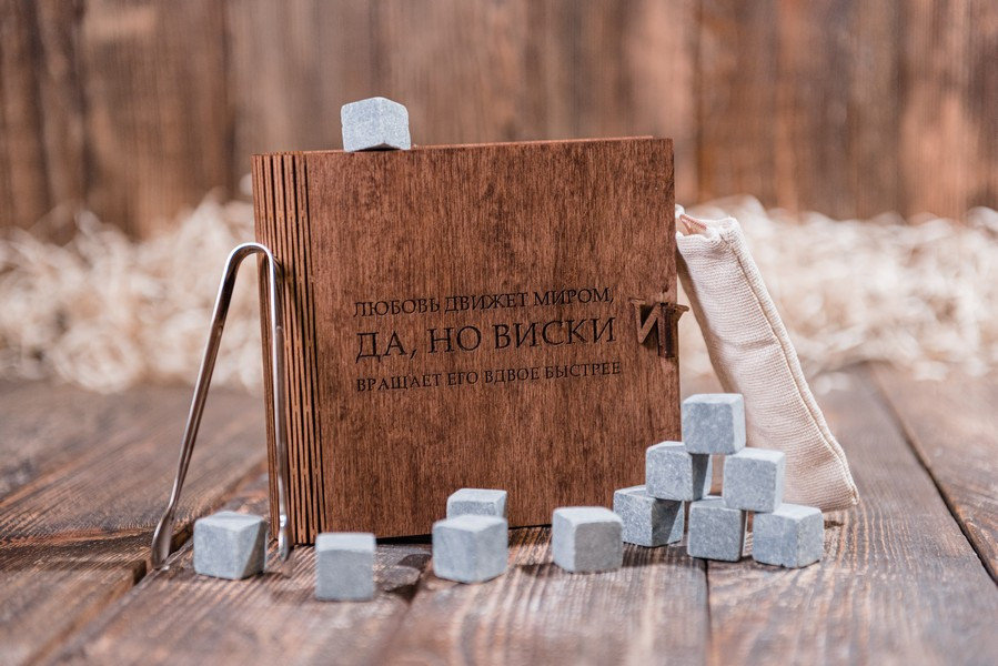 

Камни для виски Whiskey stones в подарочной деревяной шкатулке-книге с гравировкой "Виски вращает мир" 12шт из стеатита + щипцы с инструкцией