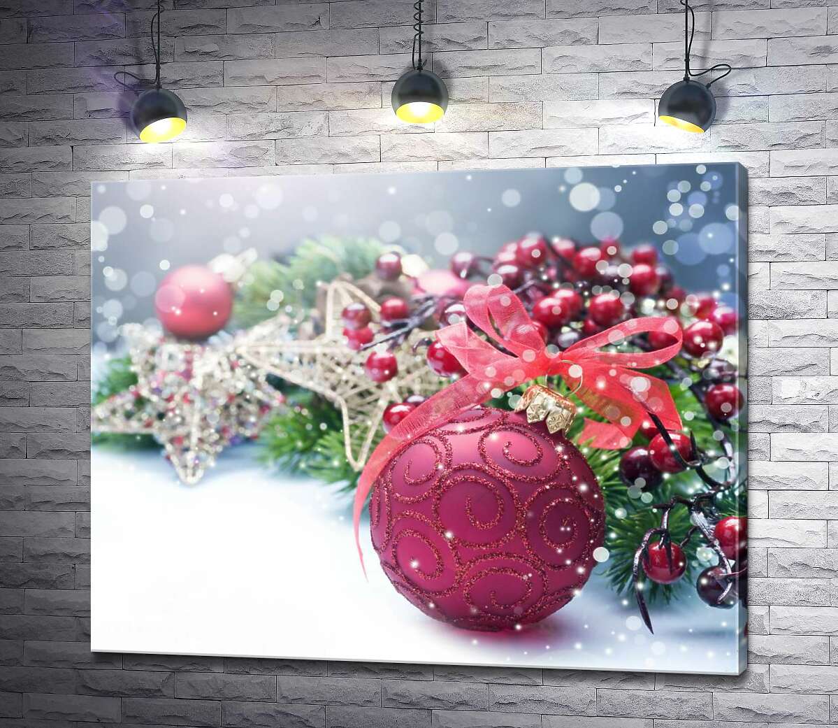 

Картина ArtPoster Блестящий красный цвет елочного шара на фоне ягод омелы и золота звезд 100x80 см Модуль №1