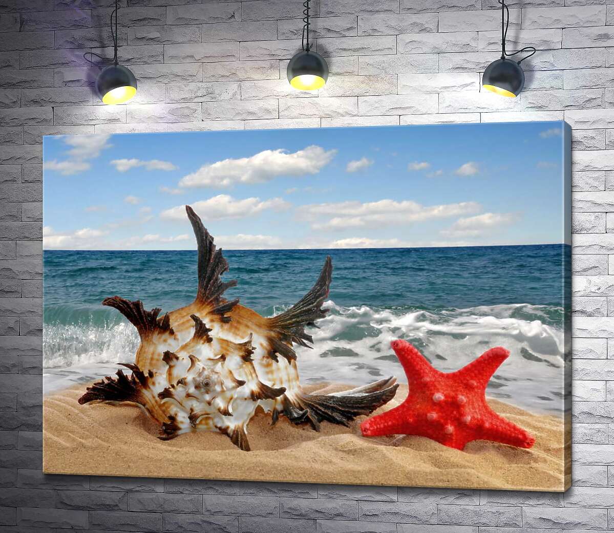 

Картина ArtPoster Нежная ракушка, с острыми концами, и красная морская звезда зарылись в пляжный песок 100x72 см Модуль №1