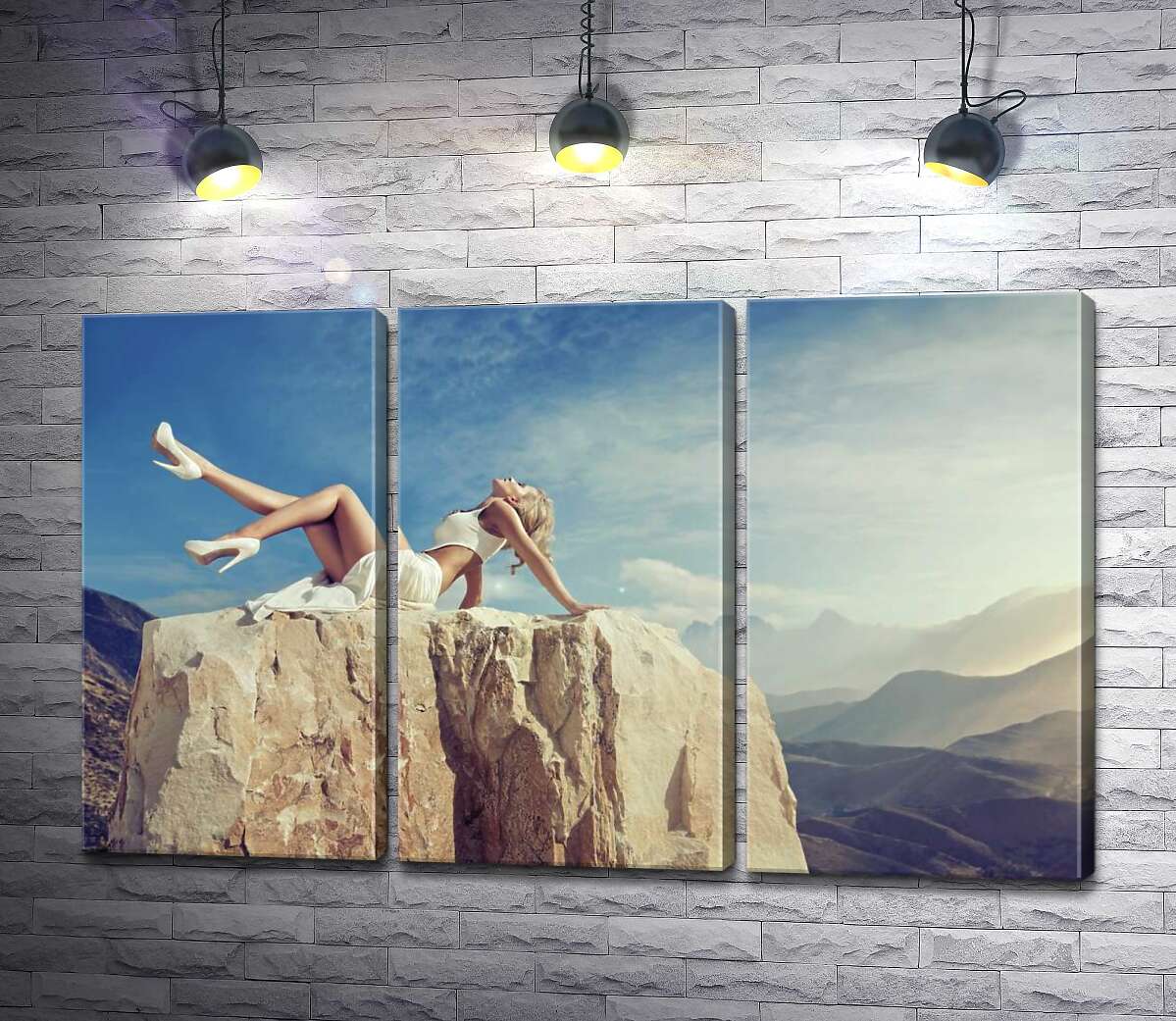 

Модульная картина ArtPoster Модель позирует на скале среди горных хребтов 132x82 см Модуль №11
