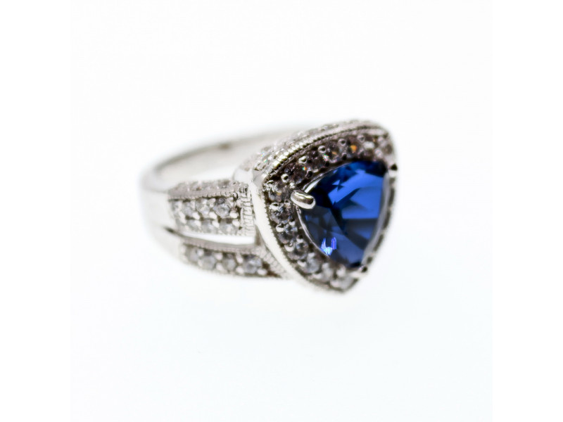 

Серебряное кольцо с сапфиром и фианитами Натуральный Sky Jewelry 003767
