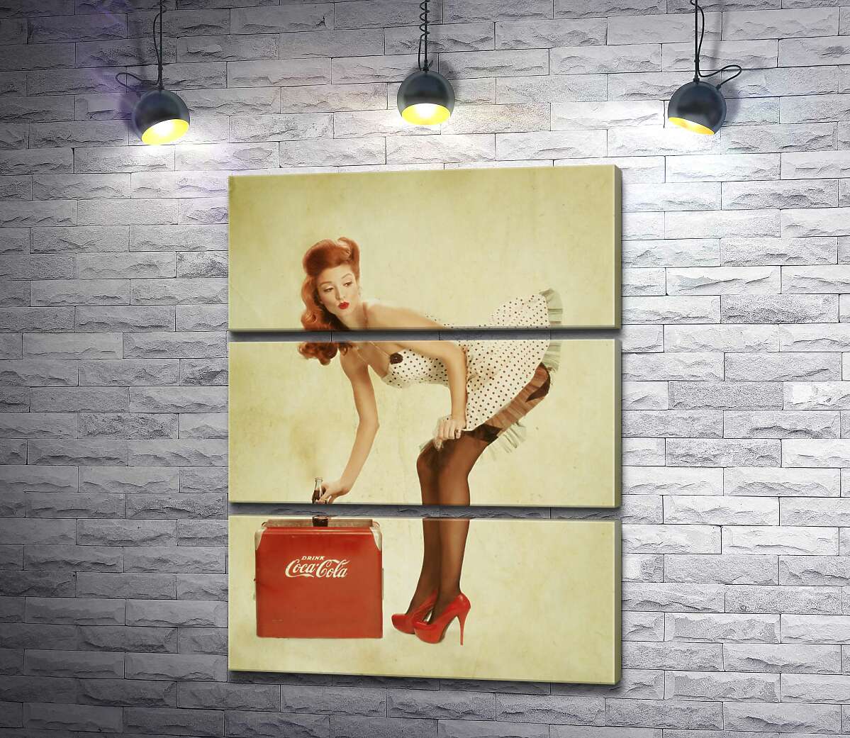 

Модульная картина ArtPoster Пин ап красавица в белом платье нагнулась за бутылкой Кока-колы 100x132 см Модуль №13