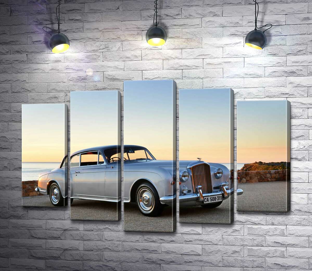 

Модульная картина ArtPoster Серый автомобиль Bentley S2 на фоне морского берега 130x88 см Модуль №26
