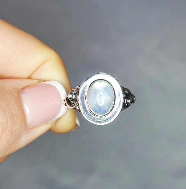 

Кольцо серебряное с лунным камнем 19 4,08 г