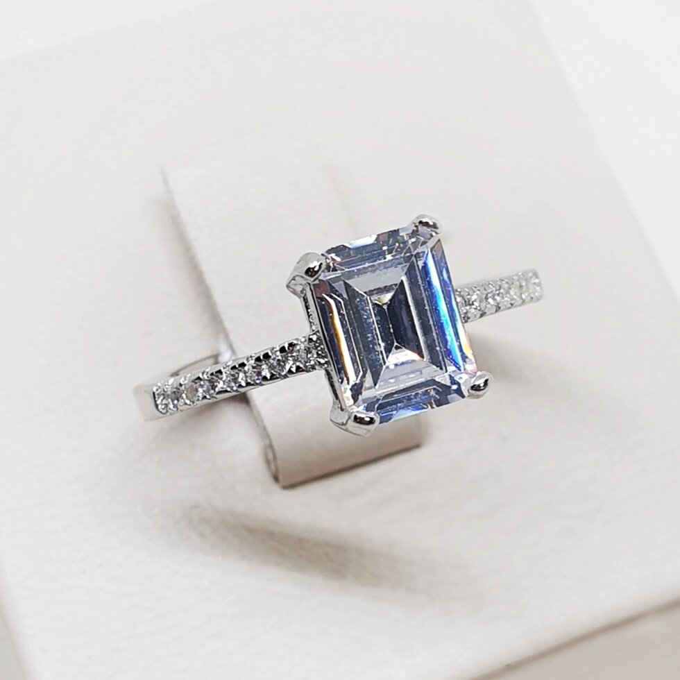 

Кольцо серебряное с кубическим цирконием 17 2,55 г