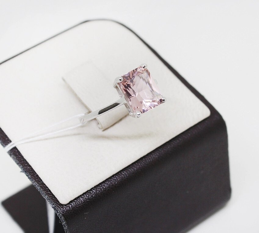 

Кольцо серебряное с морганитом 19 2,88 г