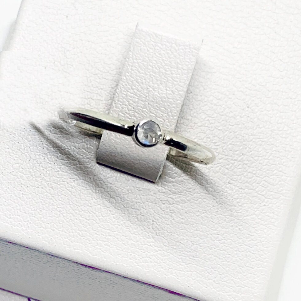 

Кольцо серебряное с лунным камнем 16,5 0,96 г