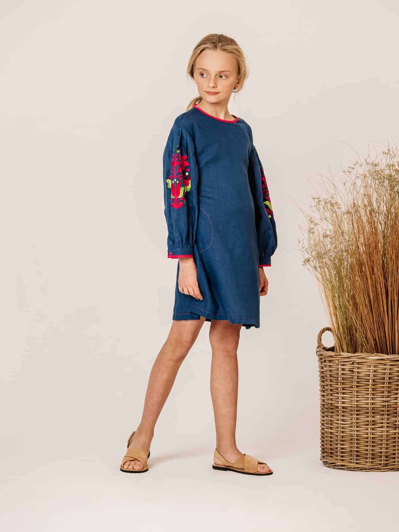 Акція на Дитяче святкове лляне плаття для дівчинки Карунос Мальва 134 см Синій джинс+малиновий від Rozetka
