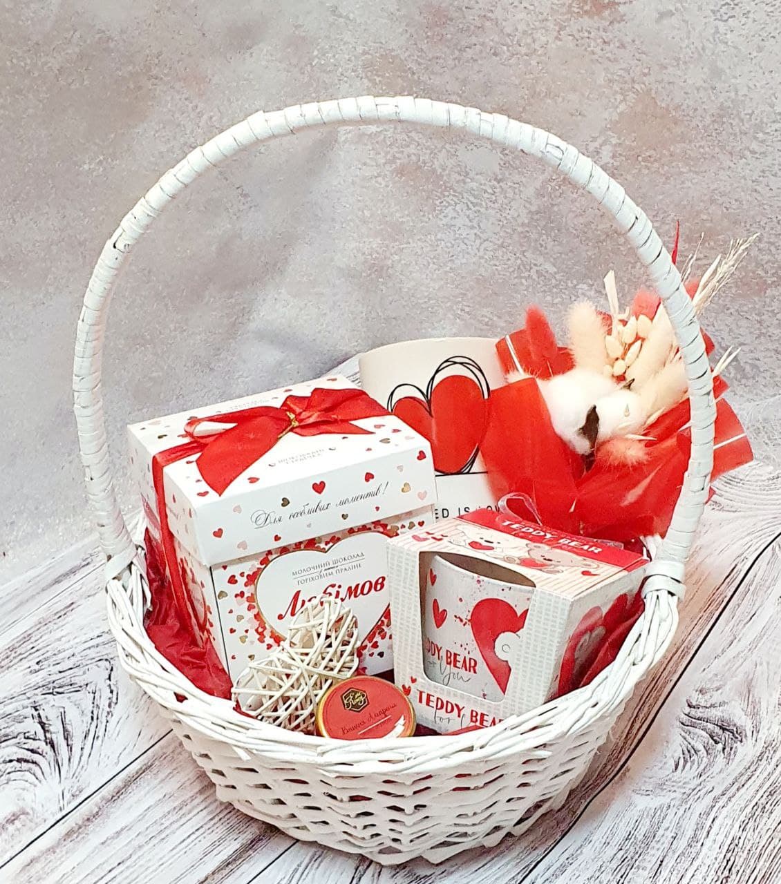 

Подарочная корзинка "Любовь" со сладостями и свечой на 8 марта, 14 февраля, день рождения, годовщину свадьбы