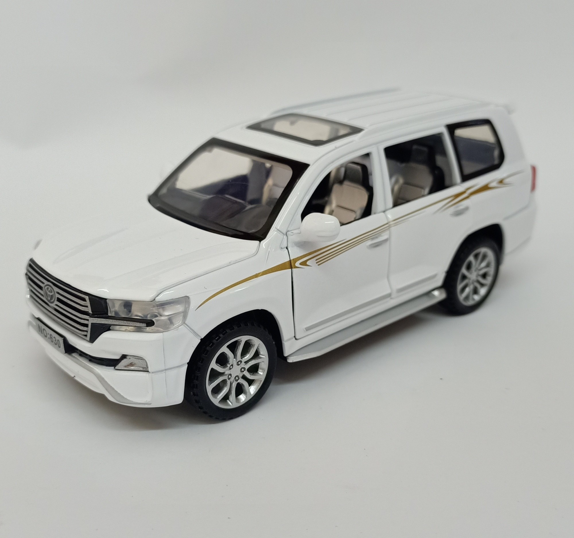 

Машина металлическая Toyota land cruiser Wanbao 630 (белая)