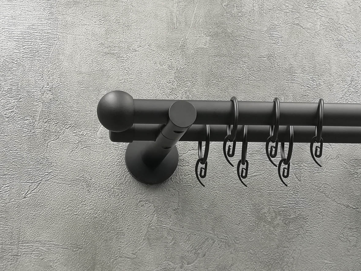 

Карниз Quadrum Болонь 300 см двойной черный матовый универсальный 19/19 мм гладкая (кольца с крючками)