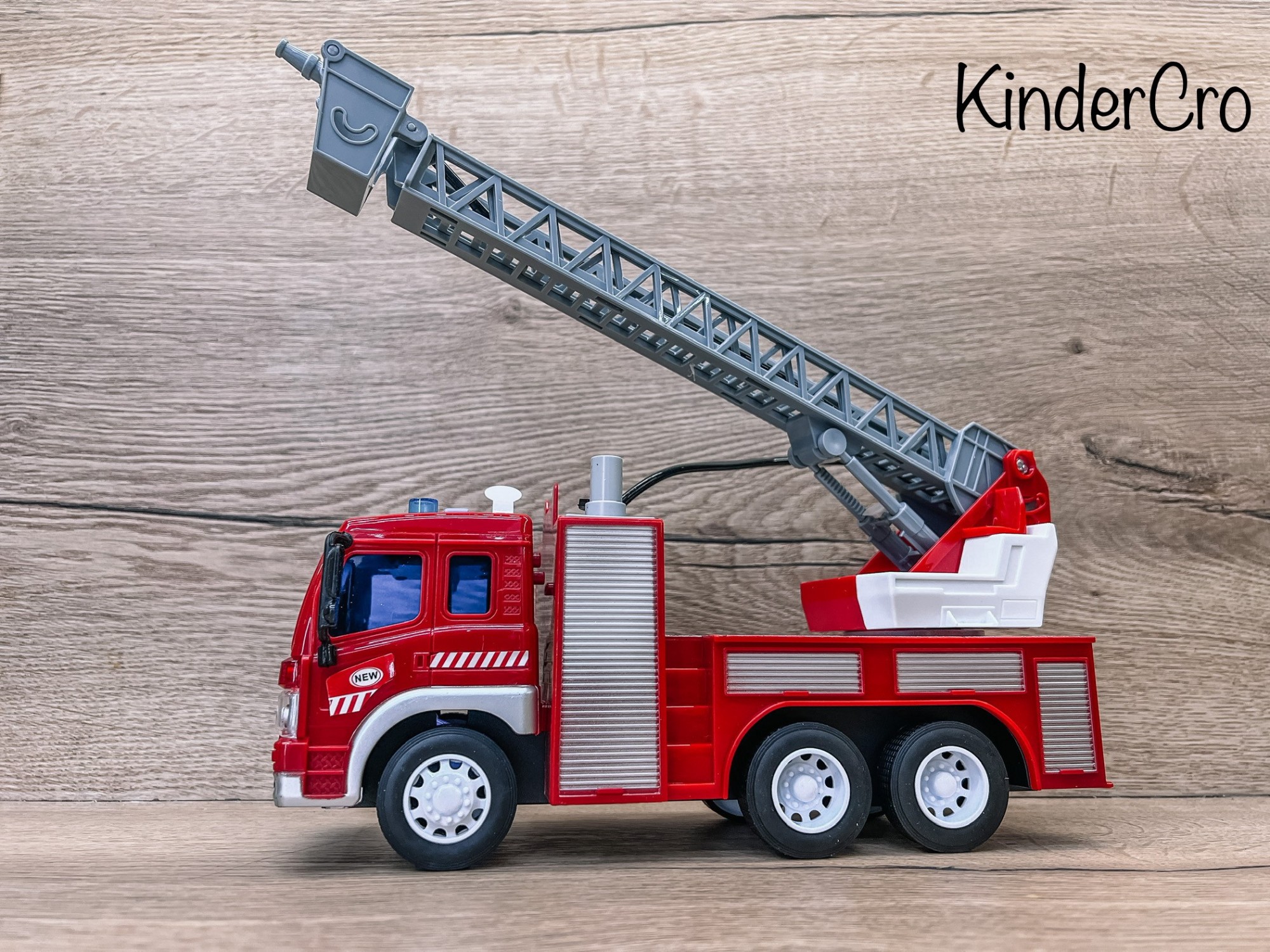 

Игрушечная пожарная машинка с водой в масштабе 1:16 WenYi Fire Fighting