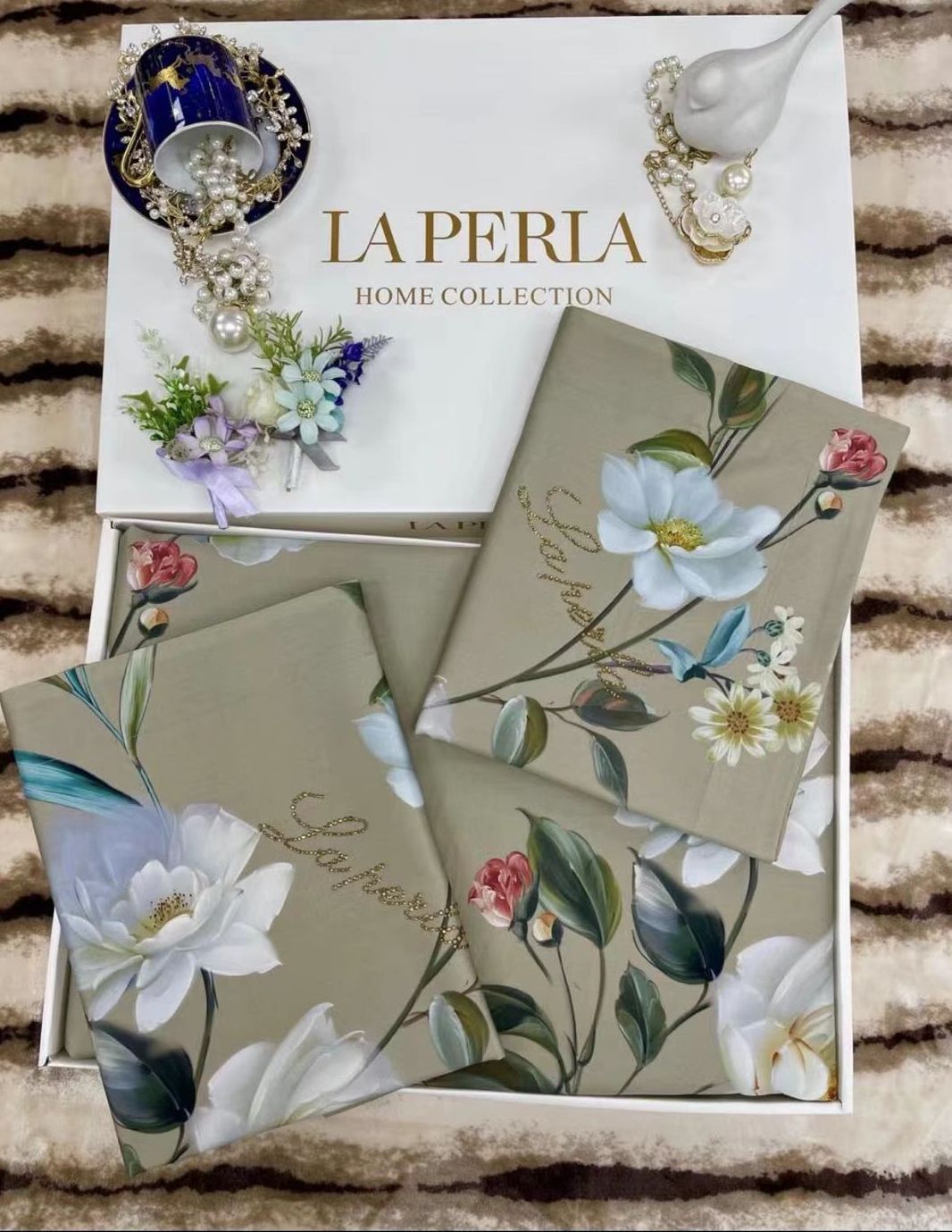 

Постельные наборы LA PERLA 150*210 150_210_30_2753LA PERLA