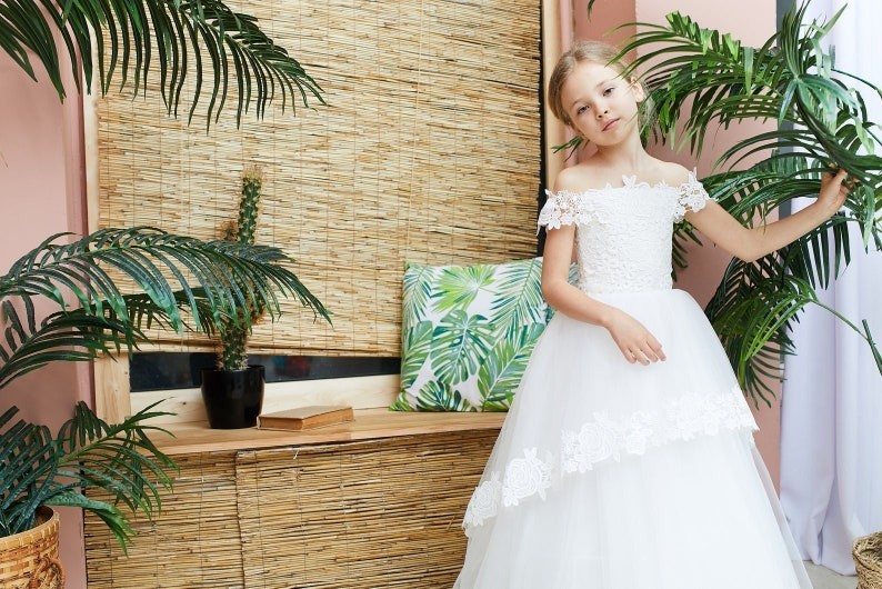 

Платье на девочку со спущенными плечиками на 6-8 лет рост 130-140 см молочное