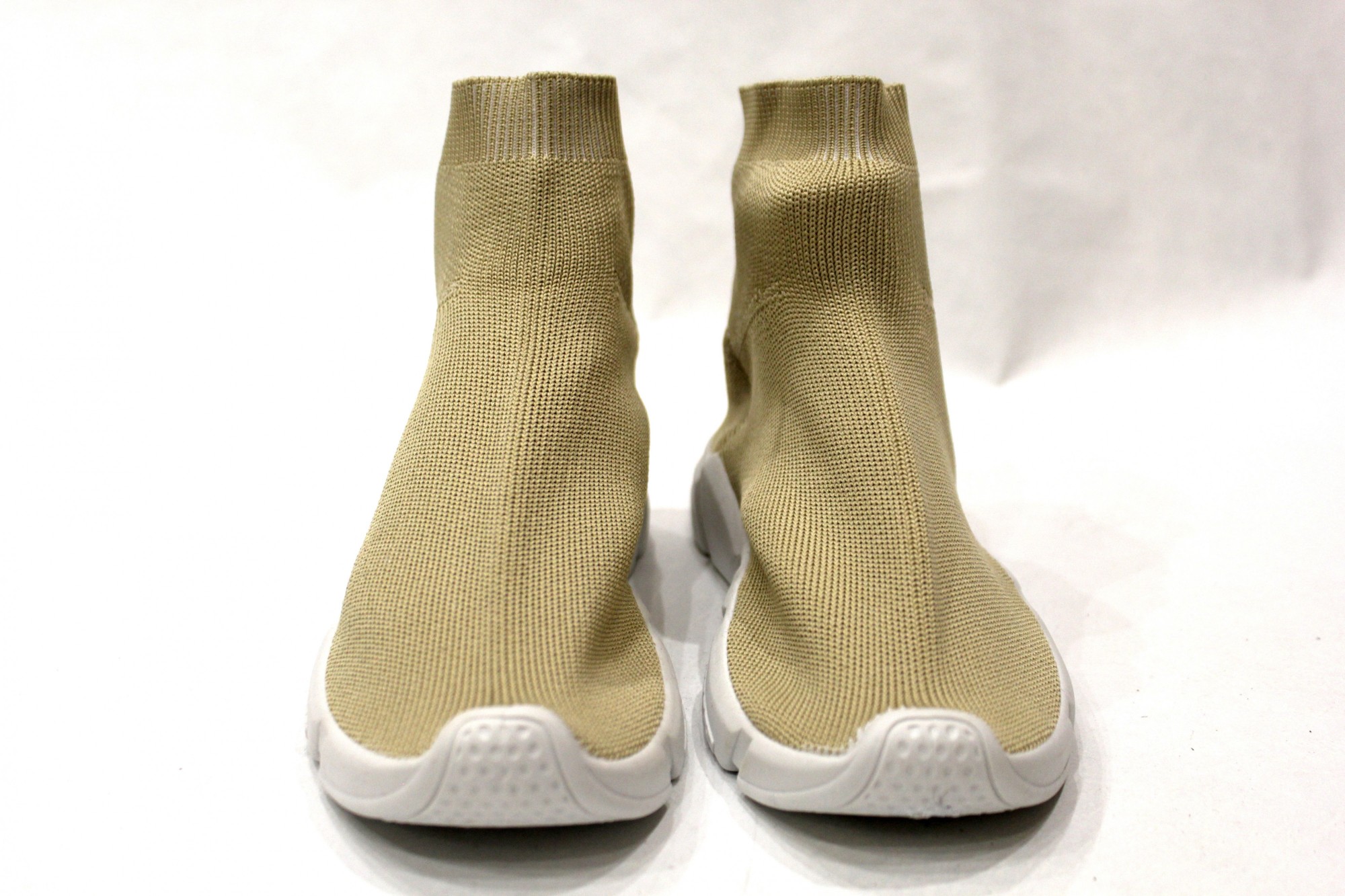 

Кроссовки для девочки ( 1 шт ) Турция бежевого цвета снокеры, с белой подошвой 33 р. (19,5 см) 1039