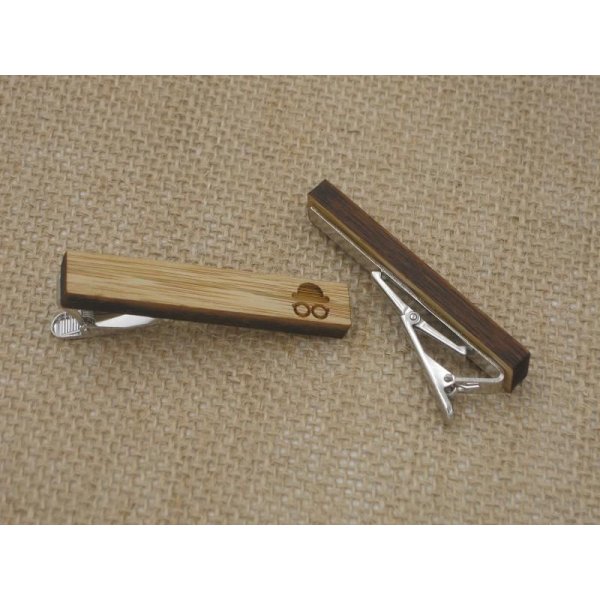 

Дерев’яний затискач для краватки з капелюхом і окулярами ZAG-9060