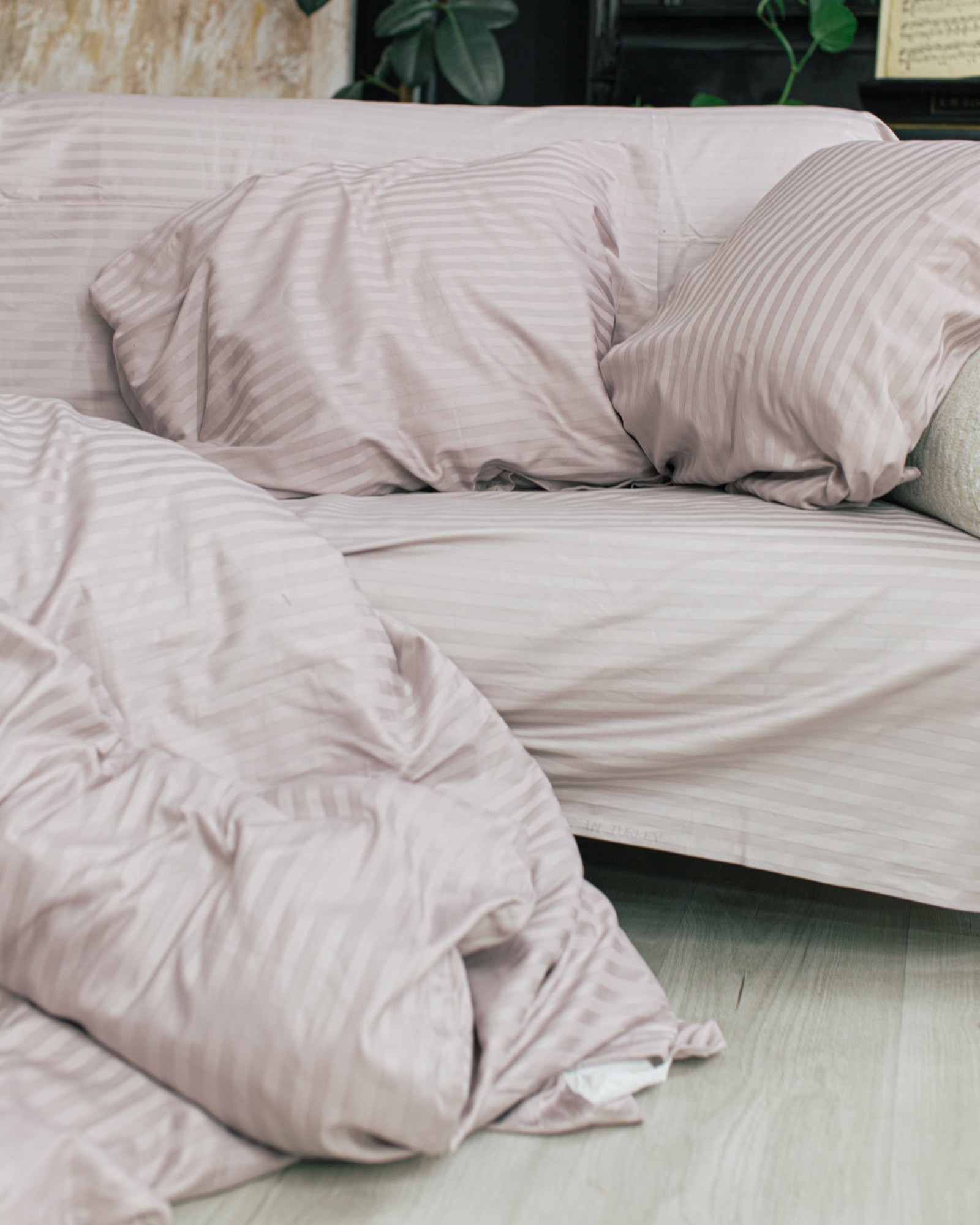 

Постельный комплект Дымчатый кварц страйп сатин мокко евро 200Х220 простынь на резинке 180Х200