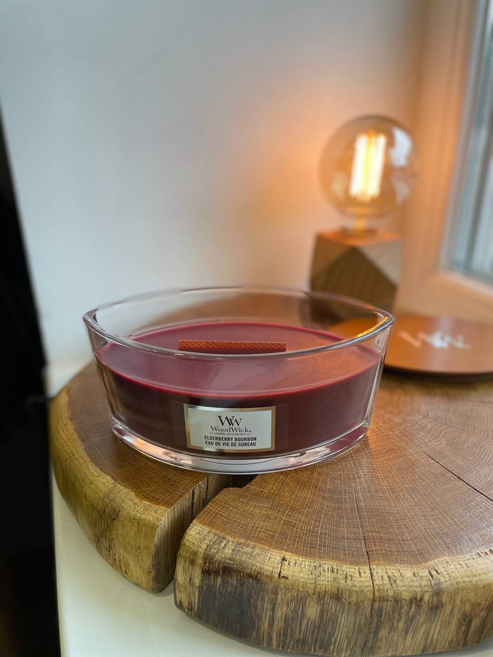 

Ароматическая свеча с ароматом бурбона, фруктов и древесины Woodwick Ellipse Elderberry Bourbon 453 г