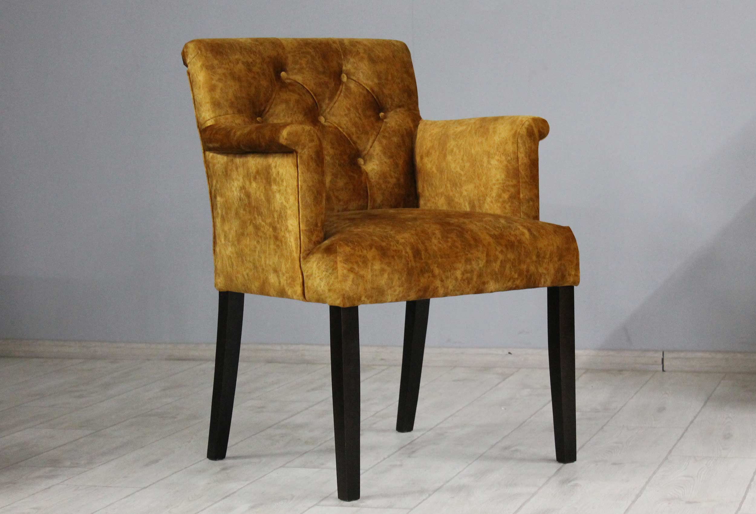 

Кресло для кафе, ресторана или гостинной SVL Ришелье с пуговицами, коричнево-рыжий велюр, ножки венге 0453-07