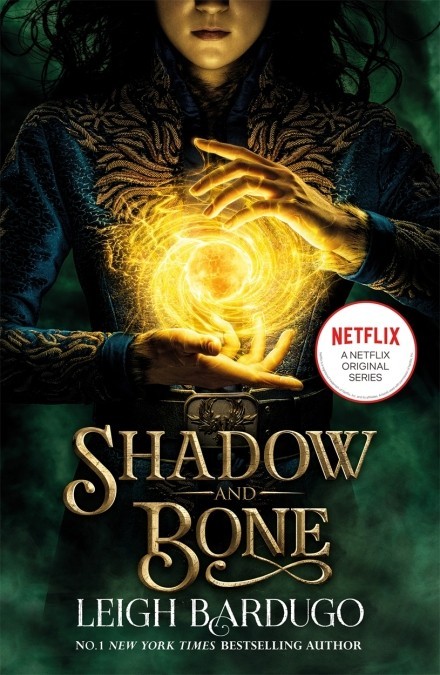 

Grisha trilogy Book 1: SHADOW AND BONE: A NETFLIX ORIGINAL SERIES - Leigh Bardugo - 9781510109063