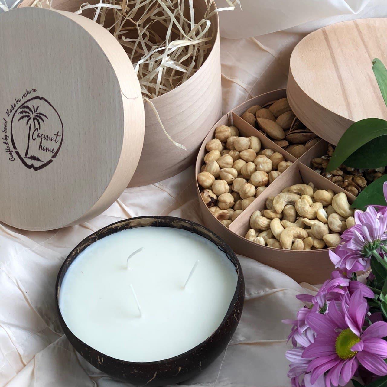 

Подарочный набор, бокс с орехами и эко свеча в кокосе Персик Coconut Home