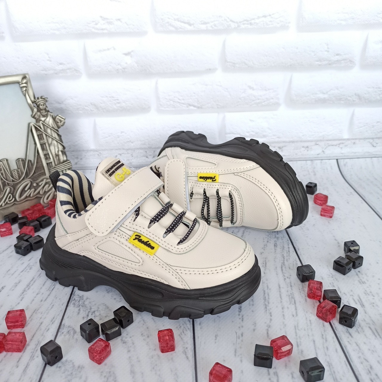 

Кроссовки для девочки / мальчика Angel 200-77К beige black 27=17.0см бежевый