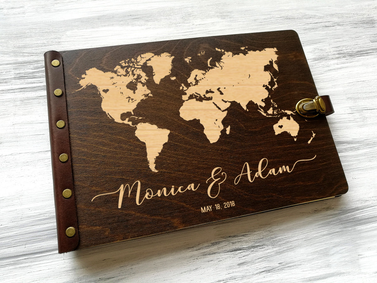 

Книга пожеланий для свадьбы "Мир путешествий" с персонализацией, 60 листов черных без линовки, А5, Темное дерево, WOODPRESENT