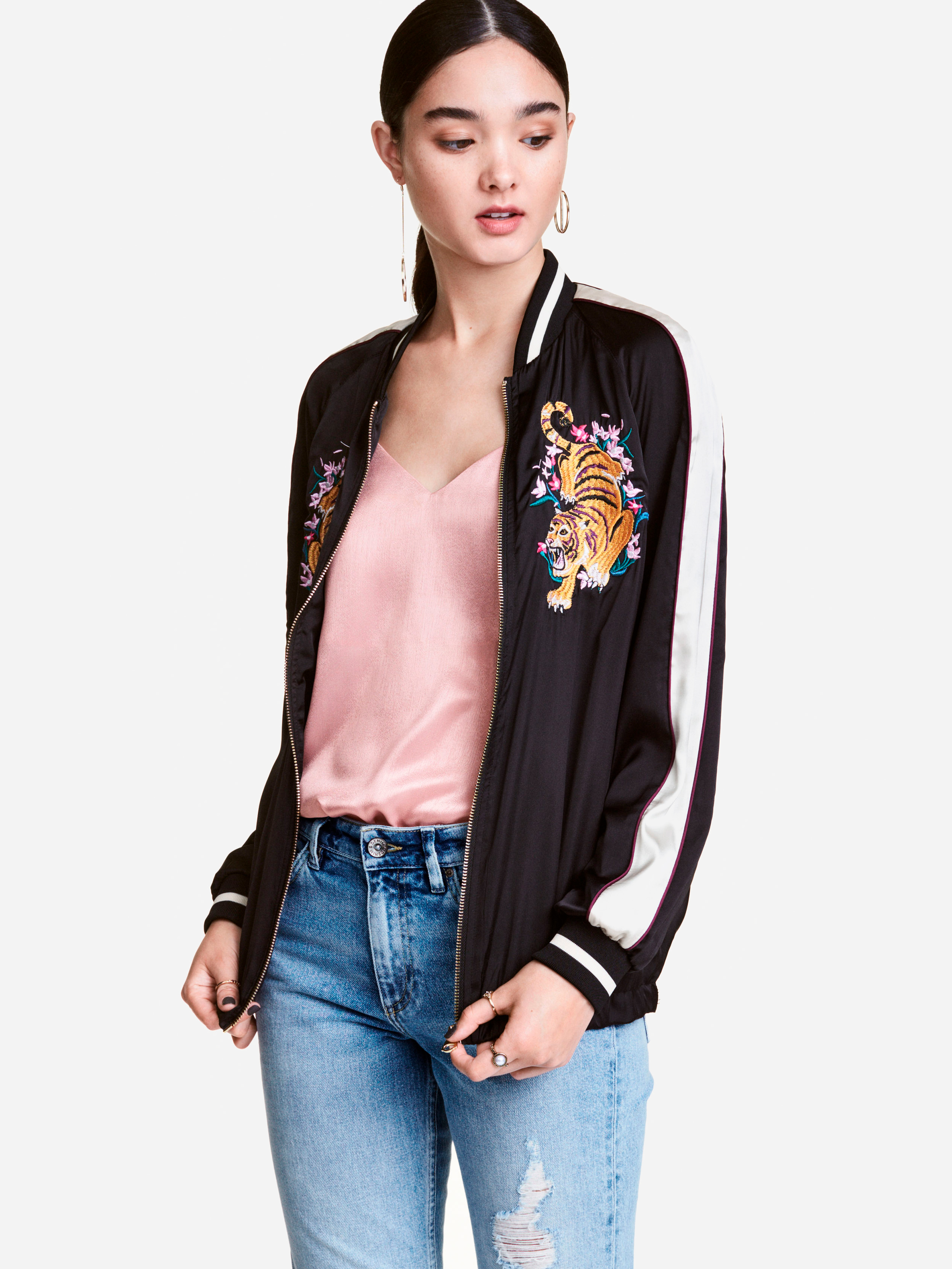 

Бомбер H&M Divided XAZ046771ACFN 34 Черный с принтом