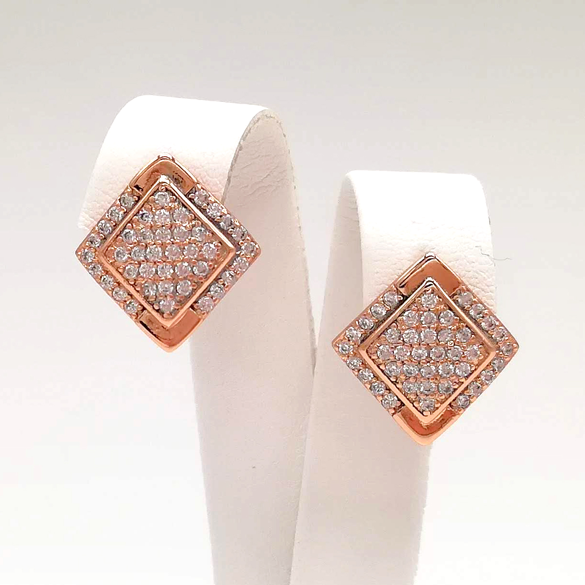 

Серьги Xuping из медицинского золота, белые фианиты, позолота PO, 24626