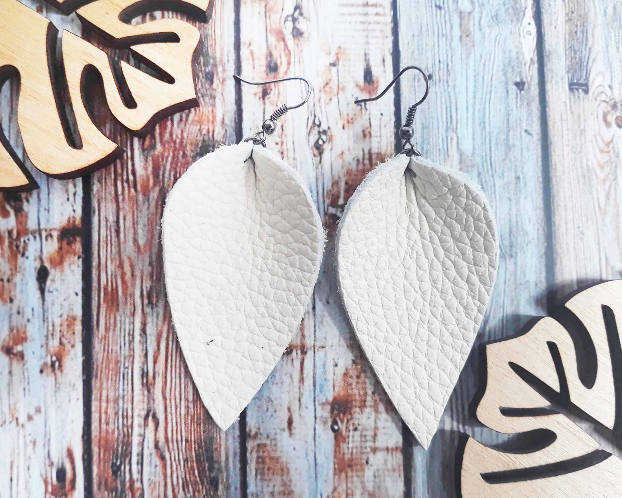 

Сережки-листики Will кожаные Белые из кожи флотар