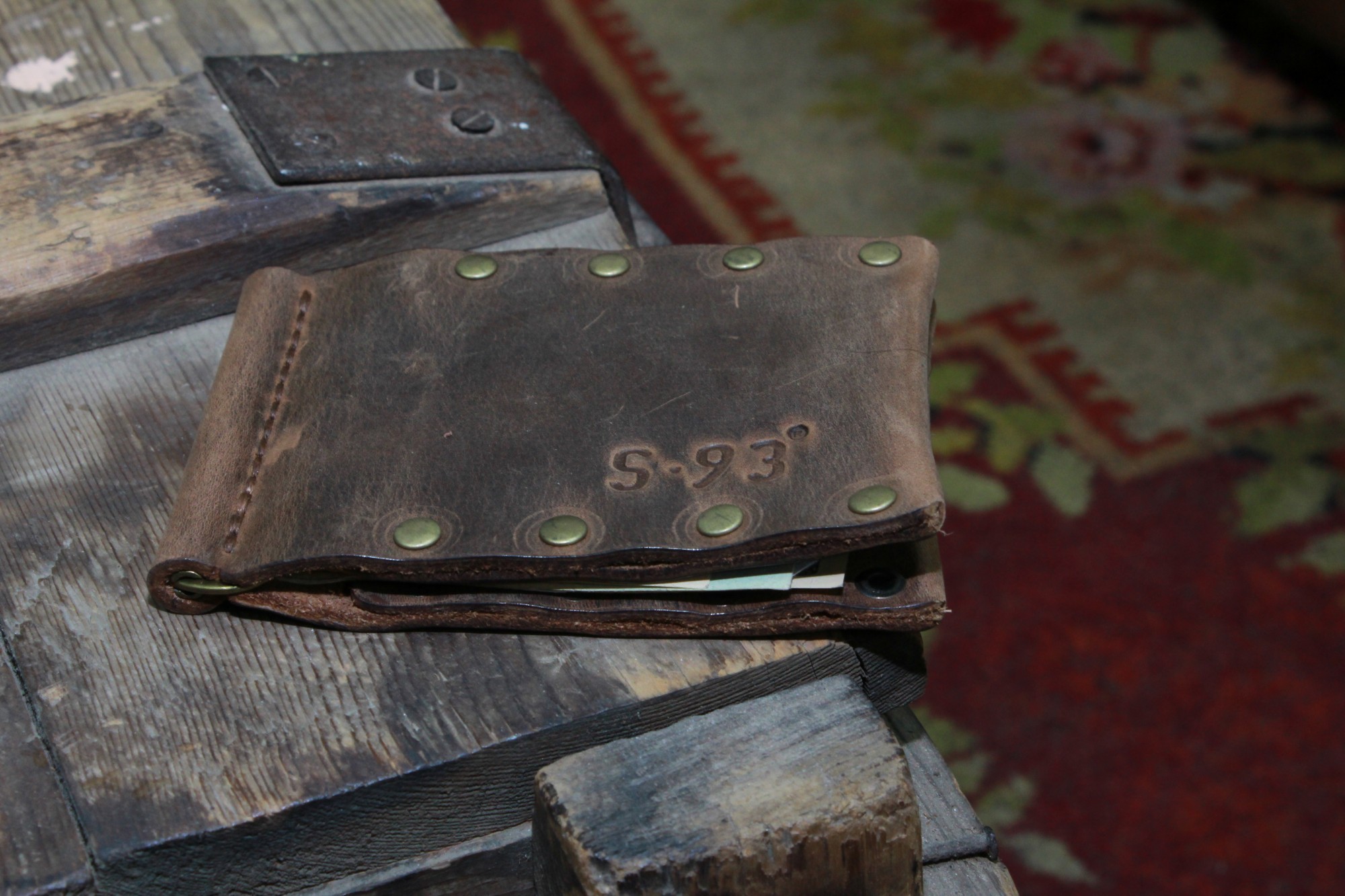 

Зажим для денег с 2 отдела для карт S-93 натуральная кожа коричневый цвет+ заклепки