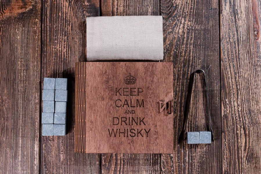 

Подарочный набор камней для виски в шкатулке книге "Keep calm"